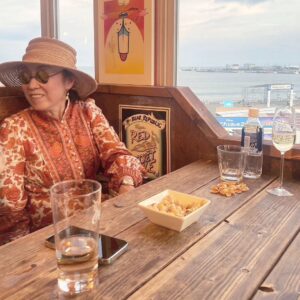 Yumi Matsutoya Instagram - ジョニオさんと龍平さんと乾杯@江ノ島