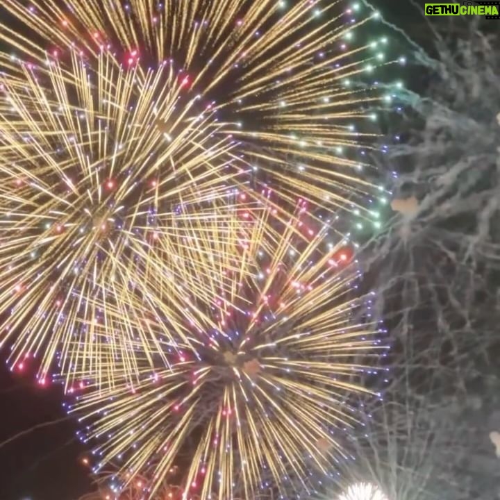 Yūmi Shida - 3.2K Likes - 加工が強すぎて化け物化したプリ✊🏼笑
ちゃんとポーズする2歳可愛すぎてむり🥹
何気2人で初めて撮ったの∩^ω^∩
投稿にも載せて頂いたので載せとく🤝🏼
茨城の花火大会最高だった🎆
来るまでに埼玉千葉茨城と県境多いんだね🚗
最後のは早めに出ないと渋滞で大変なことになるので
惜しみなく花火を見せてる写真👧🏻🫶🏻