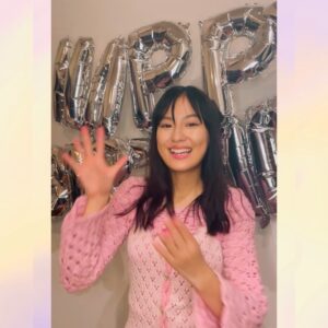 Yuri Tsunematsu Instagram - 🎀⭒₊ ⊹₊🎀
9月生まれの方！
お誕生日おめでとうございます✨
皆さんにとって素敵な一年になりますように！！

今月の #ツネからの誕生日動画 は…!
最近編んだ服でお祝いさせて頂きました💁🏻‍♀️💞

何年か前に買った @ganni のピンクニット。
寒い日にも着られるように長袖を付けたくて
今回編んでみました🧶
付け長袖だから、Tシャツとかシンプルな服にも合わせる事が出来る。冷房よけにもなる、優秀…✨🙆🏻‍♀️✨
次は何を編もうかな〜

とにかく早く涼しくなってほしい…🍁🍂

#yuritunes #恒私服