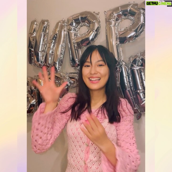 Yuri Tsunematsu - 14.3K Likes - 🎀⭒₊ ⊹₊🎀
9月生まれの方!
お誕生日おめでとうございます✨
皆さんにとって素敵な一年になりますように!!
今月の #ツネからの誕生日動画 は…!
最近編んだ服でお祝いさせて頂きました💁🏻♀️💞
何年か前に買った @ganni のピンクニット。
寒い日にも着られるように長袖を付けたくて
今回編んでみました🧶
付け長袖だから、Tシャツとかシンプルな服にも合わせる事が出来る。冷房よけにもなる、優秀…✨🙆🏻♀️✨
次は何を編もうかな〜
とにかく早く涼しくなってほしい…🍁🍂
#yuritunes #恒私服