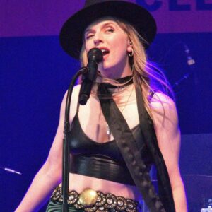 ZZ Ward Instagram - That’s a wrap on the Serpent Tour🐍🐍🐍 big thanks to @slash for bringing us out and thanks to everyone who came to these shows🖤🖤🖤 loved playing the blues every night💙💙💙my heart is happy