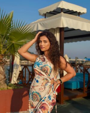 Zarina Qurbanova Instagram - Arallq dənizi sahilində su pərisi görüldü🥹🧜‍♀️🐙🐠🌊🌎❤️