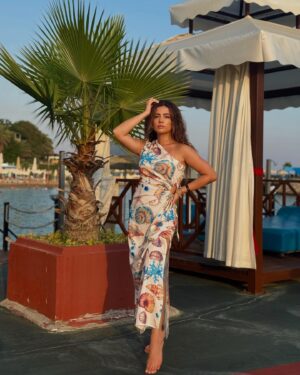 Zarina Qurbanova Instagram - Arallq dənizi sahilində su pərisi görüldü🥹🧜‍♀️🐙🐠🌊🌎❤️