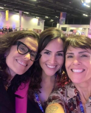 Zélia Duncan Instagram - Ontem foi dia de encontrar as irmãs-ímãs , dia de sonhar com um mundo melhor pra  mulherada e pro mundo, nesse festival de atitude e coragem, comandado pela craque e adorável @anafontesbr  há 13 anos e dividindo palco com a brilhante e carismática @egnaldacortes. Obrigada por tanto carinho e aprendizado! Foi muito importante pra nós! @festivalrme @imaconexoes @anavitoriasu @helenaduncan____. música de @zbaleiro e @zeliaduncan