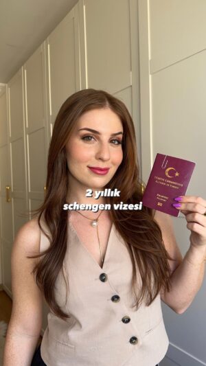 Zeynep Özkaya Instagram - Nasıl 2 yıllık schengen vizesi aldım, nelere dikkat ettim hepsini açıkladığım bir video ile geldim🤓✈️🫶🏻

🧳Schengen bölgesine ilk girişiniz mutlaka vizeyi aldığınız ülke olmalı ama sonrasında çıkış yapacağınız ülke önemli değil
🧳Ülkelerin schengen vize randevularını gösteren harika bir site var oradan takip ederek randevunuzu alabilirsiniz: www. visasbot.com 
🧳Niyet mektubunda tatile gideceğiniz kişi veya kişileri yazmayı unutmayın. Ayrıca bu kişi ve kişilerin isimleri mutlaka otel rezervasyonu belgenizde de bulunsun hatta varsa arkadaşlarınızın uçak biletlerini de koyabilirsiniz. Bu sayede dökümanlarınız birbiri ile tutarlı olacaktır.
🧳Vize sürecini kendiniz ayarlamaktan çekinmeyin iyi araştırdıktan sonra hiç karışık değil bir süre sonra alışıyorsunuz🙃