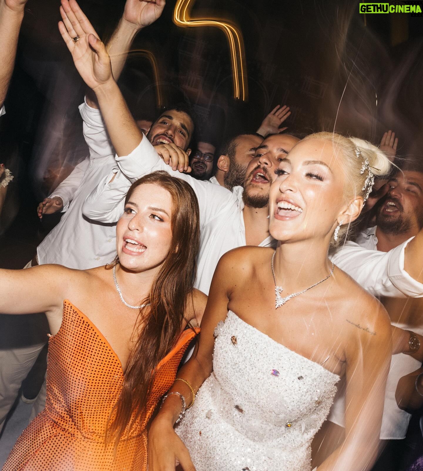 Zeynep Özkaya - 58.8K Likes - Bir küçük şahitlik meselesi ve bolca dans🥹💃🏻✍️
Fotoğraflarımızı canım dostlarım @fiestafilm çekti ancak seçip paylaşabildim yine harikalar yarattılar🫠
#reklam