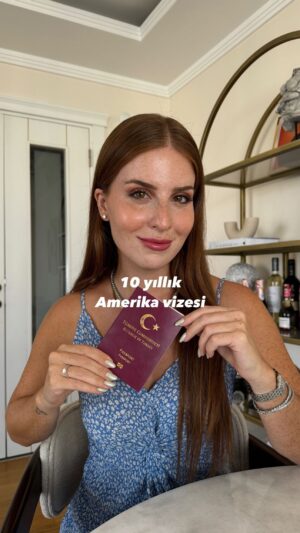 Zeynep Özkaya Instagram - 10 yıllık Amerika vizem geldi, bu süreçte nelere dikkat ettim hepsi videoda🙃🇺🇸🫶🏻 Detaylı bilgiler aşağıda

🌎Konsolosluğa çanta, telefon, akıllı saat, bilgisayar gibi hiçbir eşya sokamıyorsunuz. Ben eşyalarımı arabaya koydum. Yanımda sadece pasaport, belgelerimin yer aldığı dosya ve araba anahtarı vardı. Araba anahtar kabul ediyorlar. Arabanız yoksa diğer özel eşyalarınızı hemen karşısında yer alan emanetçiye bırakabilirsiniz. 

🌎Ds160 formunu bu siteden doldurabilirsiniz:

https://ceac.state.gov/genniv/?TSPD_101_R0=0883343043ab2000cc2c3eee69e88d7d244de9c1c5a02b2434ba5fc13ee27abb0a735ac7a31f924d084b7de8c41430009fa289d949a47a82dac9926b6784f75e216350f9903498dc04c625a1fb65c8acd5b6a166653ac7bc7bd940ba52995e59

🌎Eğer formunuzu değiştirmek isterseniz aynı linke basıp “Retrive an Application”’a tıklayın. Güvenlik sorusu ve form kodu gibi bilgileri doldurduktan sonra 1 kereye mahsus düzenleme yapabilceksiniz.

🌎Randevu oluşturduktan sonra bu siteden kontrol sağlayabilir ve takvim üzerinden müsaitlik bulduğunuz takdirde öne çekebilirsiniz

 https://ais.usvisa-info.com/tr-tr/niv/schedule/53186251/appointment

🌎Formda Amerika Birleşik Devletlerinde gideceğiniz ülkeyi, kiminle gideceğinizi ve seyahat tarihlerinizi yaklaşık olarak yazmanız gerekiyor. Randevu öncesi belgelerinizi de bu bilgilere uygun şekilde doldurun. Amerikaya ve belirttiğiniz eyalete/şehre neden gitmek istediğinizi samimi bir dil ile açıklayın.

🌎Sorulara düşünmeden, kendinizden emin ve rahat bir şekilde cevap verin. Panik olmanız halinde size güvenmeyebilirler. Hepinize şimdiden bol şans🫶🏻