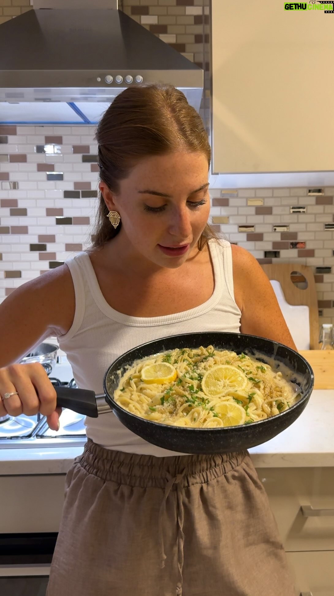 Zeynep Özkaya - 31.7K Likes - İtalyan büyükannelerin limonlu makarnasını yaptım ve inanılmaz iyi oldu🫠🍋🍝 Detaylar aşağıda⬇️
Sosu için tavaya biraz zeytinyağı ve tereyağı alalım. Üstüne 2 diş sarımsak, 1 limon kabuğu rendesi ve yarım linonun suyunu ekleyelim. Sos biraz pişince 1 paket krema ve rende mozarella peyniri ekleyelim. O da kaynayınca makarna suyundan 1 kepçe ekledik mi sosumuz hazır. Baharat olarak tuz ve bolca karabiber eklemeyi unutmayın. Makarnayı çok pişirmeyin çünkü sosun içinde de biraz pişecek. En son üstüne limon, toz parmesan ve ince kıyılmış maydonoz ekledim afiyetss🫶🏻
#reklam
