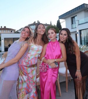 Zeynep Özkaya Instagram - Her detayıyla harika ötesi bir nişandı çok mutlu olun canlarım @begumcelik1 @dogancancelik12 🥹🤍🥂