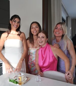 Zeynep Özkaya Instagram - Her detayıyla harika ötesi bir nişandı çok mutlu olun canlarım @begumcelik1 @dogancancelik12 🥹🤍🥂