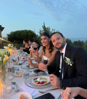 Zeynep Özkaya Instagram - Her detayıyla harika ötesi bir nişandı çok mutlu olun canlarım @begumcelik1 @dogancancelik12 🥹🤍🥂