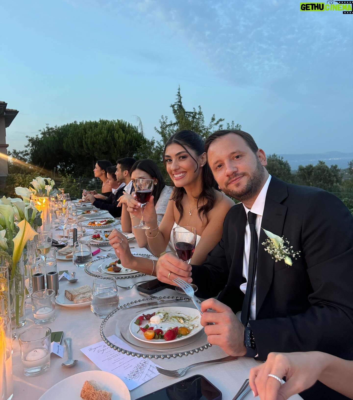 Zeynep Özkaya - 37.5K Likes - Her detayıyla harika ötesi bir nişandı çok mutlu olun canlarım @begumcelik1 @dogancancelik12 🥹🤍🥂