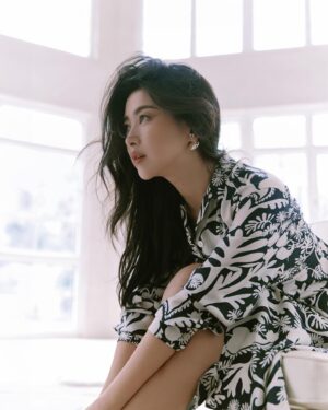 Zhu Zhu Instagram - It’s been 20 years since my first magazine shoot with Rayli. Here I am, on the cover again, happy 24th birthday #raylimagazinechina 💋