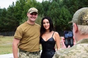 Zlata Ognevich Instagram - Нещодавно мала честь знову зустрітися з нашими захисниками та захисницями. Це неймовірно сильні люди, які своєю мужністю та відвагою дарують нам усім віру, силу та надію на кращі часи. Ми не лише співали, але й довго розмовляли, обіймалися та фотографувалися – кожна зустріч із вами наповнює моє серце вдячністю.

Дякую кожному з вас за те, що ви захищаєте нашу країну, за можливість співати та творити на рідній землі. Ваш подвиг – це те, що надихає продовжувати боротьбу, і кожен ваш крок наближає нас до перемоги ❤️🇺🇦

Сил вам, наші Герої! Скоро знову побачимося ✨

#ZlataOgnevich #Україна #ЗСУ #прикордонники #українці #СлаваУкраїні #ЗбройніСилиУкраїни