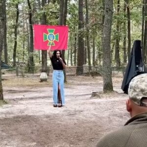 Zlata Ognevich Instagram - Нещодавно мала честь знову зустрітися з нашими захисниками та захисницями. Це неймовірно сильні люди, які своєю мужністю та відвагою дарують нам усім віру, силу та надію на кращі часи. Ми не лише співали, але й довго розмовляли, обіймалися та фотографувалися – кожна зустріч із вами наповнює моє серце вдячністю.

Дякую кожному з вас за те, що ви захищаєте нашу країну, за можливість співати та творити на рідній землі. Ваш подвиг – це те, що надихає продовжувати боротьбу, і кожен ваш крок наближає нас до перемоги ❤️🇺🇦

Сил вам, наші Герої! Скоро знову побачимося ✨

#ZlataOgnevich #Україна #ЗСУ #прикордонники #українці #СлаваУкраїні #ЗбройніСилиУкраїни