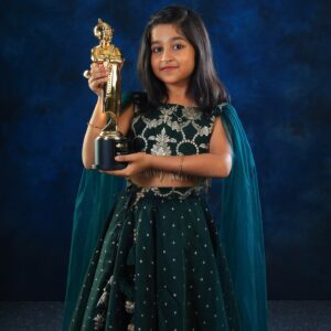aazhiya sj Instagram - Best child artist - Vikadan awards ❤️ 

#aazhiya #childartist #vikadanawards 

@fashionfeathers_f2
