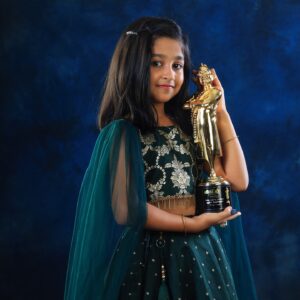 aazhiya sj Instagram - Best child artist - Vikadan awards ❤️ 

#aazhiya #childartist #vikadanawards 

@fashionfeathers_f2
