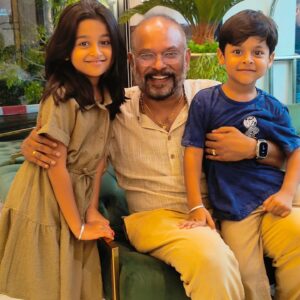 aazhiya sj Instagram - @venkat_prabhu uncleeee ❤️❤️❤️ GOAT is super amazing movie and sooo proud to see Akhil as a part of it 
Happy that I met you after a longgg time after  manmadhaleelai ❤️ 

Keep inspiring uncle ❤️ 

#fangirl #goat #thalapathy68 
#akhilan #sibblings #aazhiya