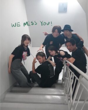 milet Instagram - 8月の #miletの日 
stairsツアーが始まった。5AM、GREEN LIGHTSとおなじ道の上で積み重ねる階段はどの段も愛おしくてかけがえない。
広島公演は残念だけど、待っててね、必ず会いに行くから！階段は続く🧡
台風にくれぐれもお気をつけて、安全にお過ごしください。なるべく被害がありませんように。

(3枚目は去年ツアーのときに撮った、大好きな広島の街☀️)