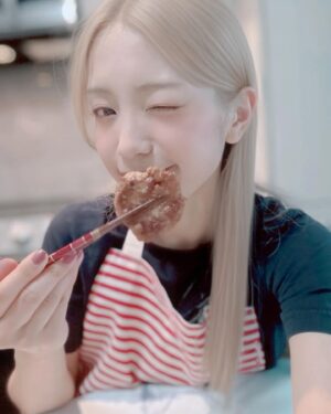 miwa Instagram - ミニハンバーグ🙃❤️
ちっちゃく平らに！笑
（スプーンで丸めて押しつぶして焼いた人🙋‍♀️笑。調理用手袋買おっかな。笑）

とりあえず中濃ソースとケチャップで味付けしたけど美味しかったなぁ🤤
みんなのおすすめの味知りたい😋

#ハンバーグ
#料理アピールしたいわけではない
#他にアップする写真ないなって思っただけ
#ハンバーグって洗い物がめちゃ面倒じゃない ？笑
#美味しかったからいいか
#ウスターソースじゃなくて中濃ソースだった
#どっちでもいいけど