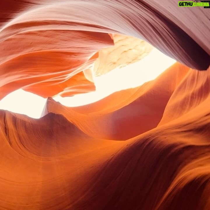 Angélique Mastio - 1.3K Likes - Antelope Canyon coup de ❤️
Swipe pour voyager avec nous à travers ces merveilles sculptées par le temps. 🌍🚐
1: NJ en kiff et avec de belles épaules 😮
2: NJ mignonne qui admire le décor
3: le canyon et le ciel
4: Antelope canyon ❤️
5: La team (la moitié)
6: un autre endroit du canyon
7: NJ qui tape la pause
8: NJ heureuse qui regarde le haut du canyon ❤️
Se perdre dans les méandres de la nature pour mieux se retrouver soi-même. Chaque tournant cache une beauté insoupçonnée, comme dans la vie. 🌄✨
#RoadTripVibes #AntelopeCanyon #VanLifeAdventures #Wanderlust #roadsurfer #NatureLovers #ExploreTheWorld #TravelGram #NomadLifestyle #CanyonDreams #NaturePhotographers #LostInNature
