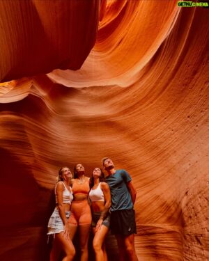 Angélique Mastio Instagram - Antelope Canyon coup de ❤️ 
Swipe pour voyager avec nous à travers ces merveilles sculptées par le temps. 🌍🚐

1: NJ en kiff et avec de belles épaules 😮
2: NJ mignonne qui admire le décor 
3: le canyon et le ciel
4: Antelope canyon ❤️
5: La team (la moitié)
6: un autre endroit du canyon
7: NJ qui tape la pause
8: NJ heureuse qui regarde le haut du canyon ❤️

Se perdre dans les méandres de la nature pour mieux se retrouver soi-même. Chaque tournant cache une beauté insoupçonnée, comme dans la vie. 🌄✨

#RoadTripVibes #AntelopeCanyon #VanLifeAdventures #Wanderlust #roadsurfer #NatureLovers #ExploreTheWorld #TravelGram #NomadLifestyle #CanyonDreams #NaturePhotographers #LostInNature