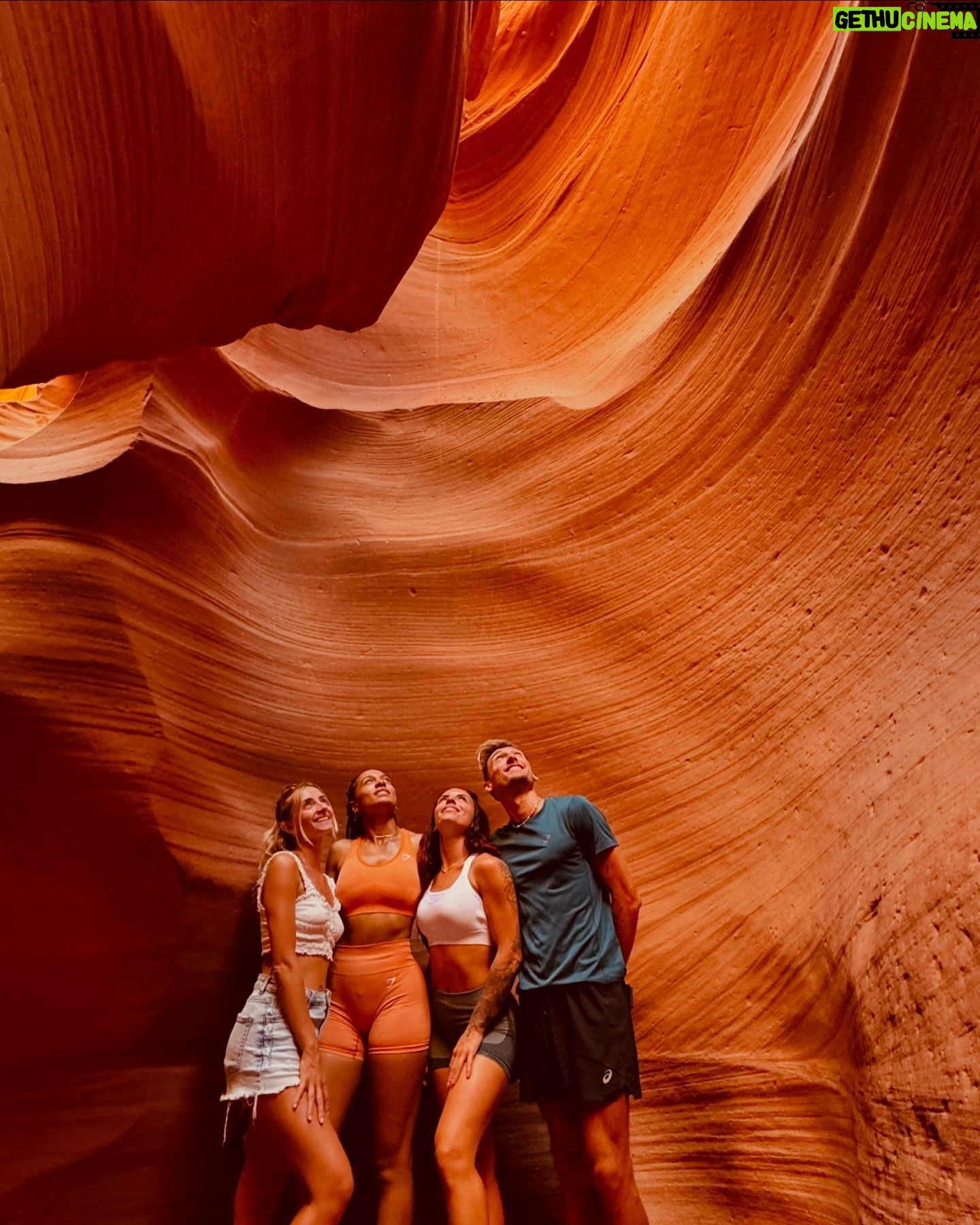 Angélique Mastio - 1.3K Likes - Antelope Canyon coup de ❤️
Swipe pour voyager avec nous à travers ces merveilles sculptées par le temps. 🌍🚐
1: NJ en kiff et avec de belles épaules 😮
2: NJ mignonne qui admire le décor
3: le canyon et le ciel
4: Antelope canyon ❤️
5: La team (la moitié)
6: un autre endroit du canyon
7: NJ qui tape la pause
8: NJ heureuse qui regarde le haut du canyon ❤️
Se perdre dans les méandres de la nature pour mieux se retrouver soi-même. Chaque tournant cache une beauté insoupçonnée, comme dans la vie. 🌄✨
#RoadTripVibes #AntelopeCanyon #VanLifeAdventures #Wanderlust #roadsurfer #NatureLovers #ExploreTheWorld #TravelGram #NomadLifestyle #CanyonDreams #NaturePhotographers #LostInNature