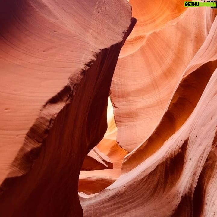 Angélique Mastio - 1.3K Likes - Antelope Canyon coup de ❤️
Swipe pour voyager avec nous à travers ces merveilles sculptées par le temps. 🌍🚐
1: NJ en kiff et avec de belles épaules 😮
2: NJ mignonne qui admire le décor
3: le canyon et le ciel
4: Antelope canyon ❤️
5: La team (la moitié)
6: un autre endroit du canyon
7: NJ qui tape la pause
8: NJ heureuse qui regarde le haut du canyon ❤️
Se perdre dans les méandres de la nature pour mieux se retrouver soi-même. Chaque tournant cache une beauté insoupçonnée, comme dans la vie. 🌄✨
#RoadTripVibes #AntelopeCanyon #VanLifeAdventures #Wanderlust #roadsurfer #NatureLovers #ExploreTheWorld #TravelGram #NomadLifestyle #CanyonDreams #NaturePhotographers #LostInNature