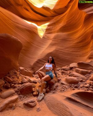 Angélique Mastio Instagram - Antelope Canyon coup de ❤️ 
Swipe pour voyager avec nous à travers ces merveilles sculptées par le temps. 🌍🚐

1: NJ en kiff et avec de belles épaules 😮
2: NJ mignonne qui admire le décor 
3: le canyon et le ciel
4: Antelope canyon ❤️
5: La team (la moitié)
6: un autre endroit du canyon
7: NJ qui tape la pause
8: NJ heureuse qui regarde le haut du canyon ❤️

Se perdre dans les méandres de la nature pour mieux se retrouver soi-même. Chaque tournant cache une beauté insoupçonnée, comme dans la vie. 🌄✨

#RoadTripVibes #AntelopeCanyon #VanLifeAdventures #Wanderlust #roadsurfer #NatureLovers #ExploreTheWorld #TravelGram #NomadLifestyle #CanyonDreams #NaturePhotographers #LostInNature