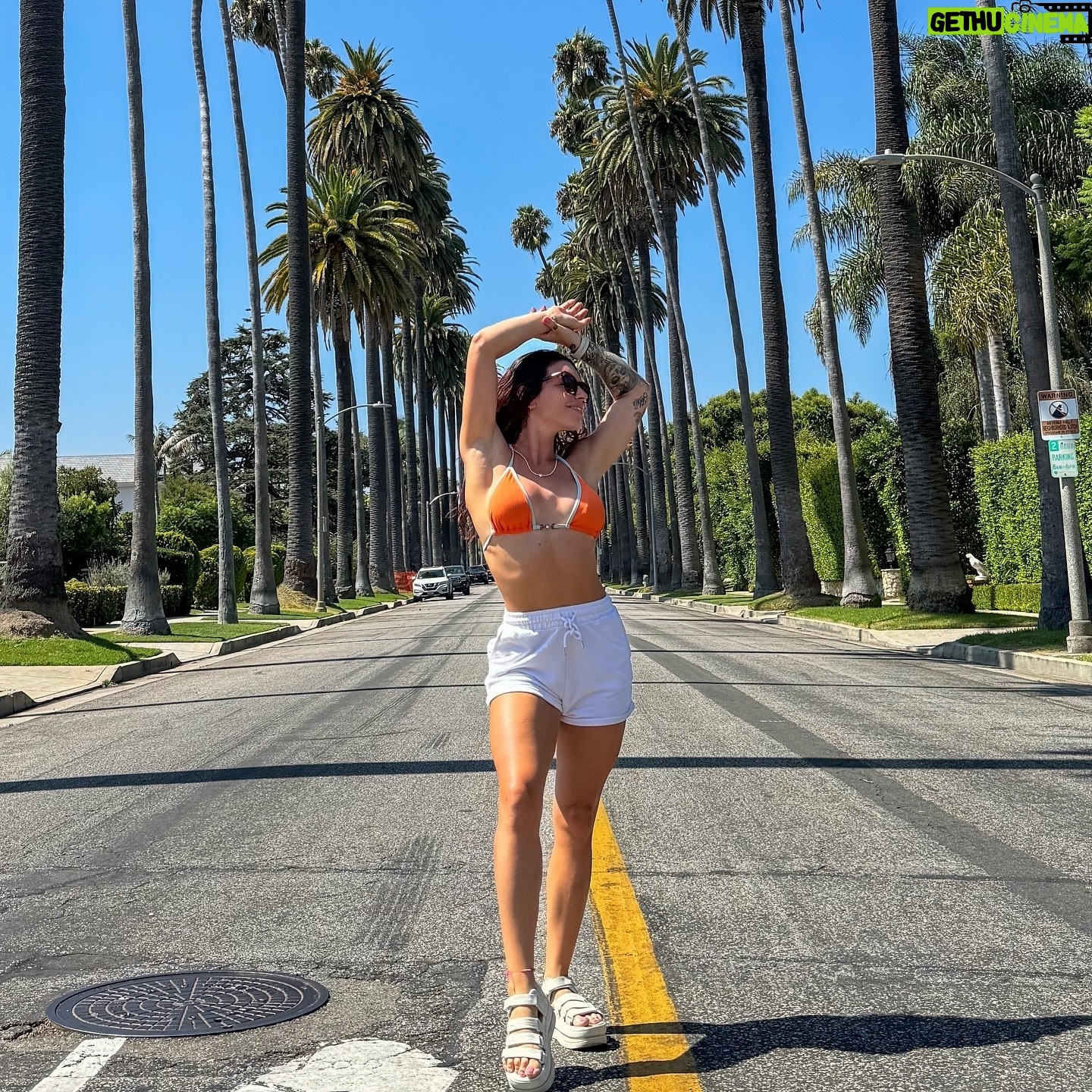 Angélique Mastio - 840 Likes - ✨ Vivre le rêve américain 🇺🇸
Entre Hollywood et les avenues bordées de palmiers, chaque instant est un pur kiffe.
Partager ce road trip avec LA Team, c’est juste incroyable ! Moments de liberté, rires à en perdre la voix et soleil à gogo 🌞
Rien de tel que l’aventure sur les routes américaines pour créer des souvenirs inoubliables.
Let’s go, next stop 🌍✨
📍LAS VEGAS 🤪
#DreamBig #RoadTripVibes #LAAdventure #VoyageEntreAmis #Liberté #ExploreTheWorld #PalmTreesAndSunshine #HollywoodDreams #roadsurfer #kohlanta
