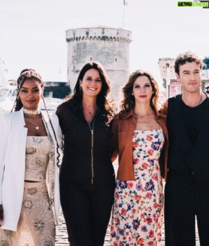 Marie Hennerez Instagram - Merci le @festivaldelafiction pour toutes ces rencontres, ces retrouvailles, ces projections, ces échanges !!! ☀️💙☀️

Merci à notre public fidèle qui a permis la renaissance de @pblvofficiel sur @tf1 !!! 

Merci @larocheposay notre chère Françoise et son équipe !

Merci mon Stéphane du @le_studio_coloriste 🌟

Merci le port, merci l’océan, merci les huîtres et le SOLEIL !!! 🌊🦪🥂

Et je vais m’arrêter là parce que je n’ai pas non plus gagné un prix hein ..