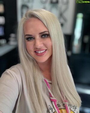 Sarah Knappik Instagram - Good Hair Day 👩‍🦳
Wie immer ein fantastisches Ergebnis lieber @apjarblack 🖤

#blonde #blondehair #blondesquad #goodhairday