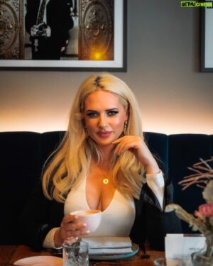 Sarah Knappik Instagram - Ich genieße noch meinen Kaffee ♥️ in wunderschönen @atlantic_sylt ♥️

Ich wünsche euch allen ein erholsames Wochenende 💋

#breakfast #sylt #curvy #dontjudge #blonde #sarahknappik #liebegehtraus