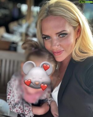 Sarah Knappik Instagram - Marly und ich wünschen euch einen schönen Tag. Wir genießen gerade Sylt ❤️und schicken auch positive Energie in den ersten Herbst Tagen 😍