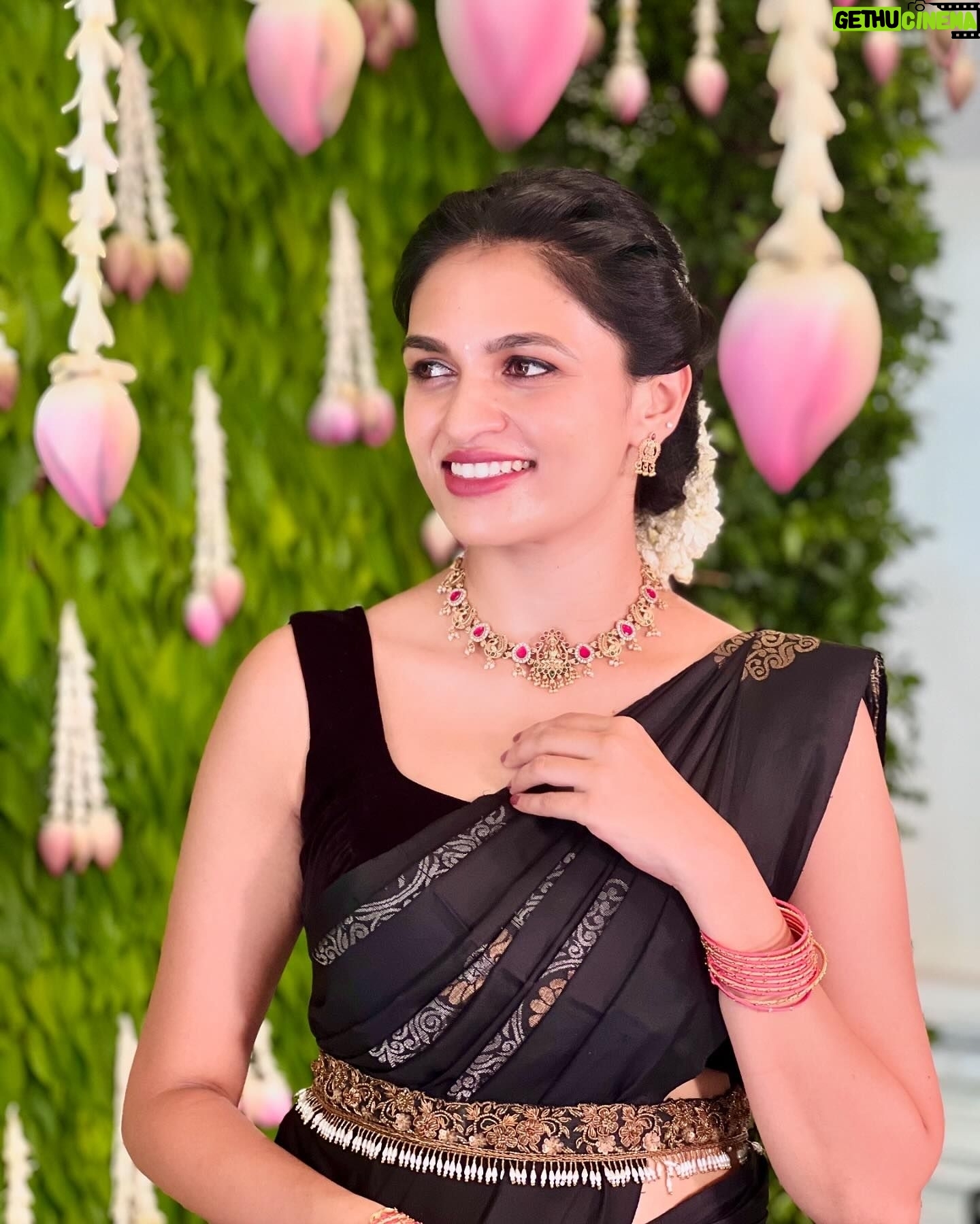 VJ Akshaya - 4.2K Likes - Aswath ❤️ Kanmani Kalyanam
Pc : @mirchi_dq @karthi.actor @vimal_skyfish
Hip belt : @tamohara_house_of_designs
Hairstyle by : @sujitha_mua
#vjakshaya #aswathinkanmani #wedding