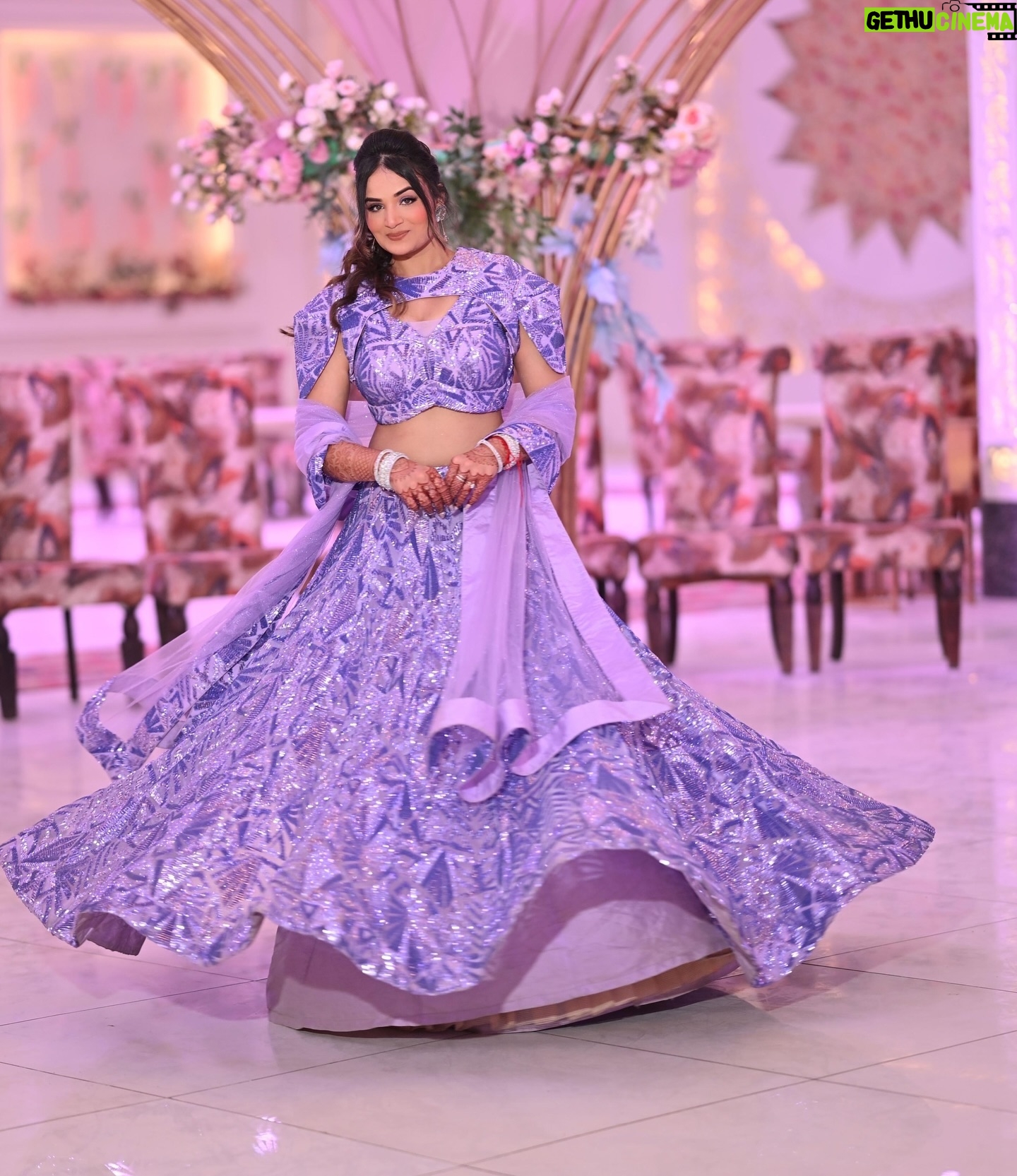 Aadita Jain - 3 Likes - Bhai ki shadi ke din ka to post karna bhul gai- 21-10-2024 Kunal ki shadi ♥️
Yeh chamakti hui dress pehni thi maine😜♥️