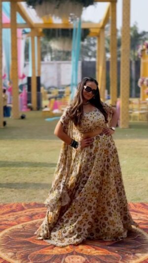 Aadita Jain Instagram - Reel life se bahar kab niklungi 🫣🥹😎
2 3 shadiya hui hai ghar mai kitna kuch post karne ko hai, sab bhul jati.. yeh cousin ki haldi thi🫣

.
#fyp #foryou #foryoupage #explore #explorepage