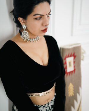 Aarya Maya Instagram - ✨🦢Wearing @shae_by_sassafras @sassafrasindia 

#indianoutfit #ootdfashion #ethnicwear #colabshoot #fashion #outfitideas
