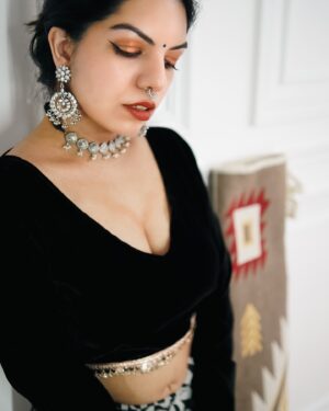 Aarya Maya Instagram - ✨🦢Wearing @shae_by_sassafras @sassafrasindia 

#indianoutfit #ootdfashion #ethnicwear #colabshoot #fashion #outfitideas