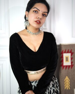 Aarya Maya Instagram - ✨🦢Wearing @shae_by_sassafras @sassafrasindia 

#indianoutfit #ootdfashion #ethnicwear #colabshoot #fashion #outfitideas