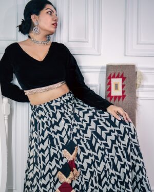 Aarya Maya Instagram - ✨🦢Wearing @shae_by_sassafras @sassafrasindia 

#indianoutfit #ootdfashion #ethnicwear #colabshoot #fashion #outfitideas