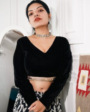 Aarya Maya Instagram - ✨🦢Wearing @shae_by_sassafras @sassafrasindia 

#indianoutfit #ootdfashion #ethnicwear #colabshoot #fashion #outfitideas