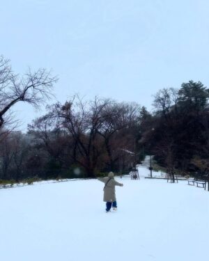 Abao Instagram - 瑪丹姬Matangi |海洋奇緣2錄音 🗒️

❄️日本零下一度的現在
來回顧今年難忘的工作經驗

『總是會有別的辦法』

這是配音瑪丹姬這個角色
在劇中印象最深刻的台詞
也是這次接到這個工作
最實際鼓勵自己的話

作為一個歌手
有機會參與到迪士尼動畫的歌曲
是一個夢想中的工作

這幾年重心都在幕後音樂工作
蠻久沒有當一個純粹唱歌的角色
試角色的時候迪士尼的夥伴說
這次有一個很難的歌想給我試看看
聽了以後還真～～～～～～難
激起了一股想要唱唱看的慾望

演唱動畫電影歌曲我是第一次
歌曲在電影當中是角色的話語
跟演唱自己的創作非常不同

我們必須符合英文原曲的演唱方式
包含每一個轉音每一個拍子呼吸點
以及一般唱歌不會碰到也是最難的點
演唱時要對畫面的肢體表情以及嘴型
再加上很久沒練需要清楚的中文咬字

上述這些不能更動的條件下
文德老師跟我還是會想找到玩的空間
比方前段試著用偏Blues的演唱方式
後段隨著音樂起伏開始變換共鳴音色
營造出這個歌需要迷途般的魅惑感
真的很過癮！！

超級感謝文德老師的配唱指導
他讓我相當放心去做各種聲音的表情
去找角色跟我本身演唱方式間的平衡
希望能聽到屬於阿爆演繹的瑪丹姬

除了唱歌配音也是第一次
配音的時間比錄唱還要久
真的大大感謝王老師的指導與耐心
真的有些台詞會一次錄個10遍都正常

卡關的時候
『總是會有別的辦法』
要一直提醒自己這樣想就會過關了

分享一小段錄音的手機自拍
想到要錄的時候已經快唱完了XD

海洋奇緣二串流原聲帶線上都可聽
大家也可以聽聽看各國不同的詮釋
真的非常有意思感謝這個美好經驗

-——————
（小碎念）
今年過後可以說
自己是唱過迪士尼的歌手🥹
大家的回饋我都有看到 🫶🏽
所以想說寫一篇分享一下
海洋奇緣二刷起來大家
-——————

🌊迪士尼年度壓軸動畫電影＃海洋奇緣二 
#中英文版全台好評熱映中 @disneystudios.tw