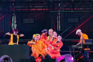 Abao Instagram - 謝謝火球祭太好玩了 @fireball_fest 🔥🔥
初次體驗出動13人舞動合唱團希望大家喜歡
有緣下次見面🫶🏽❤️🙏🔥🔥🔥🔥🔥🔥

【ABAO x 那屋瓦少女隊 x N2 】火球祭

那屋瓦少女隊：
Kivi ｜Makav真愛 ｜Dremedreman曾妮 

MC｜R.fu  @r.fu_cer 
鍵盤手｜Musa明馬丁  @musa_keys 
DJ ｜Sonia @sonia_calico 
開場編曲｜Sonia @sonia_calico 
造型｜Joey Lin  @chihchianglin 
化妝｜風繡絨（ABAO） @wind.feng 
攝影｜Navi @navimatulaian 
FOH｜劉詩偉 @treemen68 
助理｜ 謝翱 @ao__hsieh 

嘉賓N2 ｜
HengJones大亨 @hengjoneshunnid 
鬧張派 @nowchangpai  @cugagang.r 
Mulupas佳穎 @mulupas.lit 
Naau @naaueucna 
Ponay @ponayfancover 

#火球祭 #Fireballfest