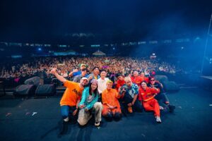 Abao Instagram - 謝謝火球祭太好玩了 @fireball_fest 🔥🔥
初次體驗出動13人舞動合唱團希望大家喜歡
有緣下次見面🫶🏽❤️🙏🔥🔥🔥🔥🔥🔥

【ABAO x 那屋瓦少女隊 x N2 】火球祭

那屋瓦少女隊：
Kivi ｜Makav真愛 ｜Dremedreman曾妮 

MC｜R.fu  @r.fu_cer 
鍵盤手｜Musa明馬丁  @musa_keys 
DJ ｜Sonia @sonia_calico 
開場編曲｜Sonia @sonia_calico 
造型｜Joey Lin  @chihchianglin 
化妝｜風繡絨（ABAO） @wind.feng 
攝影｜Navi @navimatulaian 
FOH｜劉詩偉 @treemen68 
助理｜ 謝翱 @ao__hsieh 

嘉賓N2 ｜
HengJones大亨 @hengjoneshunnid 
鬧張派 @nowchangpai  @cugagang.r 
Mulupas佳穎 @mulupas.lit 
Naau @naaueucna 
Ponay @ponayfancover 

#火球祭 #Fireballfest
