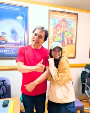 Abao Instagram - 瑪丹姬Matangi |海洋奇緣2錄音 🗒️

❄️日本零下一度的現在
來回顧今年難忘的工作經驗

『總是會有別的辦法』

這是配音瑪丹姬這個角色
在劇中印象最深刻的台詞
也是這次接到這個工作
最實際鼓勵自己的話

作為一個歌手
有機會參與到迪士尼動畫的歌曲
是一個夢想中的工作

這幾年重心都在幕後音樂工作
蠻久沒有當一個純粹唱歌的角色
試角色的時候迪士尼的夥伴說
這次有一個很難的歌想給我試看看
聽了以後還真～～～～～～難
激起了一股想要唱唱看的慾望

演唱動畫電影歌曲我是第一次
歌曲在電影當中是角色的話語
跟演唱自己的創作非常不同

我們必須符合英文原曲的演唱方式
包含每一個轉音每一個拍子呼吸點
以及一般唱歌不會碰到也是最難的點
演唱時要對畫面的肢體表情以及嘴型
再加上很久沒練需要清楚的中文咬字

上述這些不能更動的條件下
文德老師跟我還是會想找到玩的空間
比方前段試著用偏Blues的演唱方式
後段隨著音樂起伏開始變換共鳴音色
營造出這個歌需要迷途般的魅惑感
真的很過癮！！

超級感謝文德老師的配唱指導
他讓我相當放心去做各種聲音的表情
去找角色跟我本身演唱方式間的平衡
希望能聽到屬於阿爆演繹的瑪丹姬

除了唱歌配音也是第一次
配音的時間比錄唱還要久
真的大大感謝王老師的指導與耐心
真的有些台詞會一次錄個10遍都正常

卡關的時候
『總是會有別的辦法』
要一直提醒自己這樣想就會過關了

分享一小段錄音的手機自拍
想到要錄的時候已經快唱完了XD

海洋奇緣二串流原聲帶線上都可聽
大家也可以聽聽看各國不同的詮釋
真的非常有意思感謝這個美好經驗

-——————
（小碎念）
今年過後可以說
自己是唱過迪士尼的歌手🥹
大家的回饋我都有看到 🫶🏽
所以想說寫一篇分享一下
海洋奇緣二刷起來大家
-——————

🌊迪士尼年度壓軸動畫電影＃海洋奇緣二 
#中英文版全台好評熱映中 @disneystudios.tw