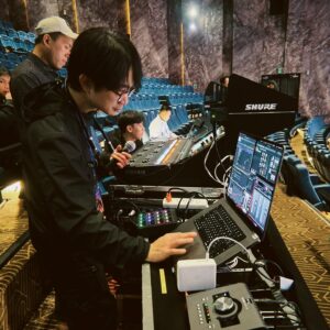 Abao Instagram - 你的迪士尼小辣椒即將登場🔥
迪士尼年度壓軸動畫電影《#海洋奇緣2》
11/28中英文版同步要上映啦!

中文配音的神秘女妖瑪丹姬
是由我首次動畫配音的角色
也是海洋奇緣第一次出場的反派
歌很好聽 個性很帥 重點是造型很美!!!

很開心今天可以跟很多好朋友們
一起搶先看首映
希望你們也會喜歡
我與真愛 @makavvvv  @matzka089 
三人配音演唱的角色

感謝台東排灣族花藝師聖華
為角色造型製作呼應的花藝頭飾
使用台灣原住民常見的原生植物手工編制
海洋奇緣二充滿著海洋原住民文化元素
今天首映跟大家一起第一次看非常感動
大家帶著朋友們一起進戲院觀賞吧
期待你們的分享
謝謝所有工作人員的幫忙
大家辛苦了❤️

造型： Joey Lin  @chihchianglin 
髮飾： Cudjuy Maljugau謝聖華 @cudjuy.m 
化妝： Nana  @nanamio_makeup 
髮型： Jing  @jing_33333 
攝影： Navi  @navimatulaian 
音控： 劉詩偉 @treemen68 
助理： 謝翱 @ao__hsieh 

@disneystudios.tw
