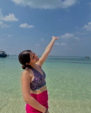 Aditi Singh Khatri Instagram - meet me where the sky touches the sea🌊

@cordeliacruises @wearepermissionless 

#lakshadeep #friends #thegoodquote