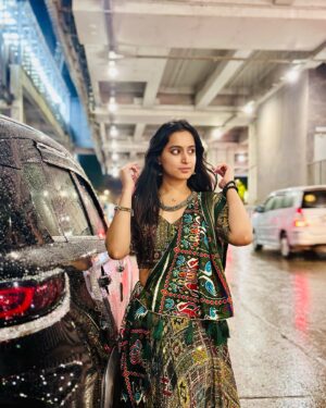 Aditi Singh Khatri Instagram - कहीं दूर जब दिन ढल जाए 🌙