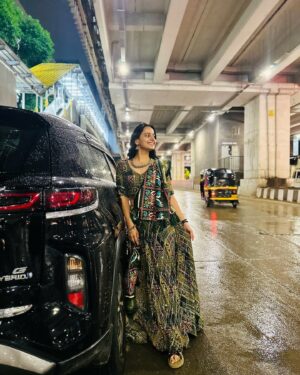Aditi Singh Khatri Instagram - कहीं दूर जब दिन ढल जाए 🌙